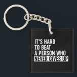 Es ist schwer, jemanden zu schlagen, der nie aufgi schlüsselanhänger<br><div class="desc">Es ist schwer,  eine Person zu schlagen,  die nie Motivierend schwarz-weiße Fitness Zitat Sprichwort Typografie *Anpassen Sie es! Wählen Sie Ihre eigene Hintergrundfarbe aus.</div>