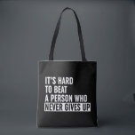 Es ist schwer, jemanden zu schlagen, der nie aufgi tasche<br><div class="desc">Es ist schwer,  eine Person zu schlagen,  die nie Motivierend schwarz-weiße Fitness Zitat Sprichwort Typografie *Anpassen Sie es! Wählen Sie Ihre eigene Hintergrundfarbe aus.</div>