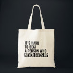 Es ist schwer, jemanden zu schlagen, der nie aufgi tragetasche<br><div class="desc">Es ist schwer,  eine Person zu schlagen,  die nie Motivierend schwarz-weiße Fitness Zitat Sprichwort Typografie *Anpassen Sie es! Wählen Sie Ihre eigene Hintergrundfarbe aus.</div>