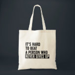 Es ist schwer, jemanden zu schlagen, der nie aufgi tragetasche<br><div class="desc">Es ist schwer,  eine Person zu schlagen,  die nie Motivierend schwarz-weiße Fitness Zitat Sprichwort Typografie *Anpassen Sie es! Wählen Sie Ihre eigene Hintergrundfarbe aus.</div>