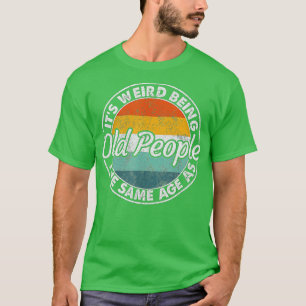 Es ist seltsam, das gleiche Alter wie alte Leute z T-Shirt