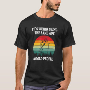 Es ist seltsam, das gleiche Alter wie alte Mensche T-Shirt