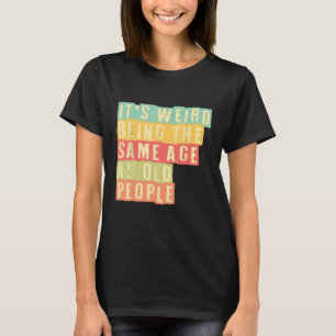 Es ist seltsam, das gleiche Alter wie alte Mensche T-Shirt
