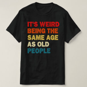 Es ist seltsam, das gleiche Alter wie alte Mensche T-Shirt