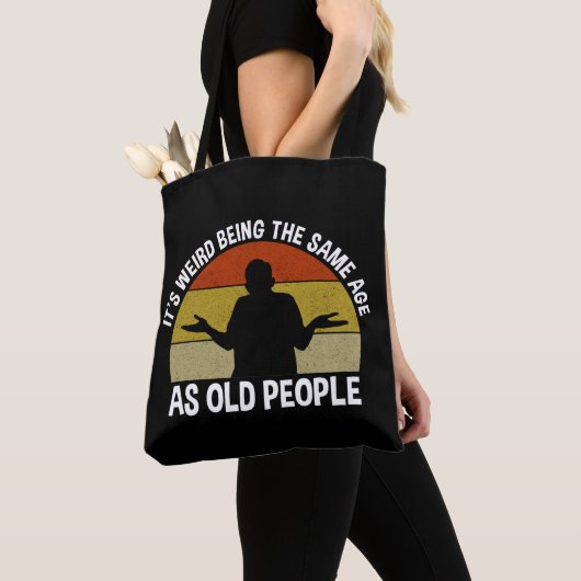 Es ist seltsam, das gleiche Alter wie alte Mensche Tasche (Von Nahem)