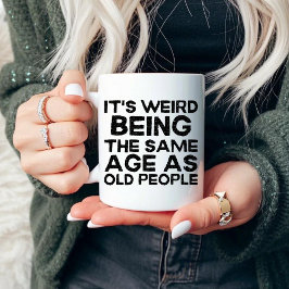Es ist seltsam, das gleiche Alter wie alte Mensche Tasse