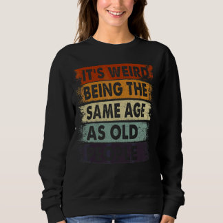 Es ist seltsam, das gleiche Alter zu haben wie alt Sweatshirt