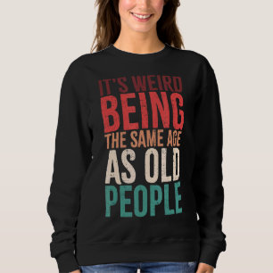 Es ist seltsam, das gleiche Alter zu haben wie alt Sweatshirt