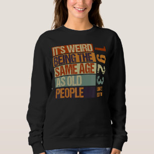 Es ist seltsam, das gleiche Alter zu haben wie alt Sweatshirt