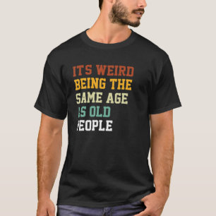 Es ist seltsam, dass es eine lustige alte Person i T-Shirt