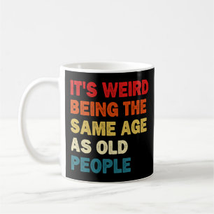 Es ist seltsam, genauso alt zu sein wie alte Leute Kaffeetasse