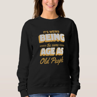 Es ist seltsam, genauso alt zu sein wie alte Leute Sweatshirt