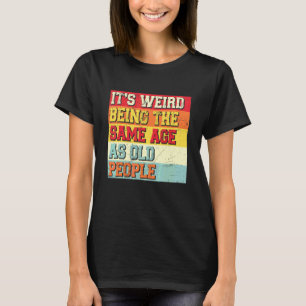 Es ist seltsam, genauso alt zu sein wie alte Leute T-Shirt