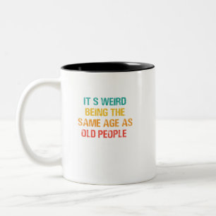 Es ist seltsam, genauso alt zu sein wie alte Leute Zweifarbige Tasse