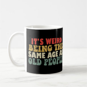 Es ist seltsam, genauso alt zu sein wie alte Mensc Kaffeetasse