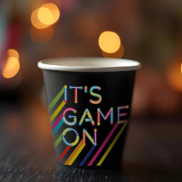 Es ist Spiel auf farbenfrohen Neon Laser Tag Gebur Pappbecher