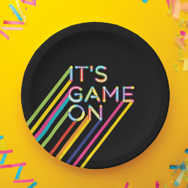 Es ist Spiel auf farbenfrohen Neon Laser Tag Gebur Pappteller