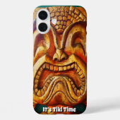 Es ist Tiki Time Hawaii Fun Retro Wood Face Foto Case-Mate iPhone Hülle (Rückseite)
