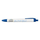 Es ist Twin Boys Baby Rattle Blue Bow Kugelschreiber (Oberseite)