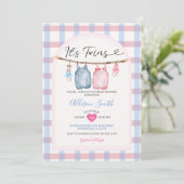 Es ist Twins Bow Kleidung Autumn Gingham Baby Show Einladung (Stehend Vorderseite)