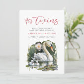 Es ist Twins Elegant Pink Script Swan Baby Shower Einladung (Stehend Vorderseite)