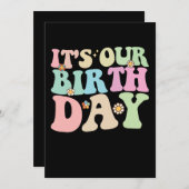 Es ist unser Geburtstag Twins Groovy Retro Einladung (Vorne/Hinten)