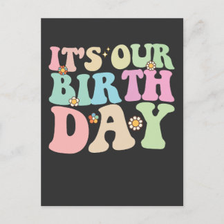 Es ist unser Geburtstag Twins Groovy Retro Einladungspostkarte