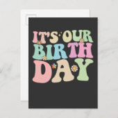 Es ist unser Geburtstag Twins Groovy Retro Einladungspostkarte (Vorne/Hinten)