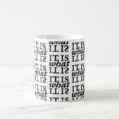 "Es ist, was es ist" Typografie Muster Tasse (Mittel)