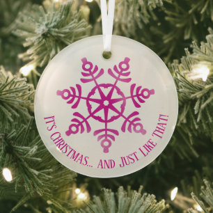 Es ist Weihnachten. Genau wie dieser Schneeflocken Ornament Aus Glas
