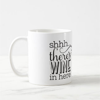 Es ist Wein in dieser Tasse. Kaffeetasse