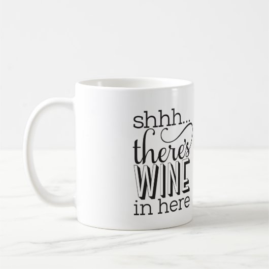 Es ist Wein in dieser Tasse. Kaffeetasse (Links)