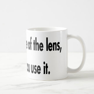 Es ist, wie Sie die Linse benutzen Kaffeetasse