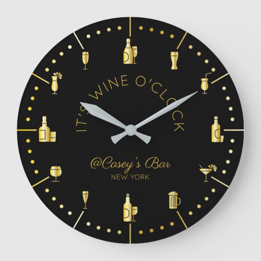 Es ist Wine O’Clock Elegant Gold Black Monogram Große Wanduhr (Vorderseite)