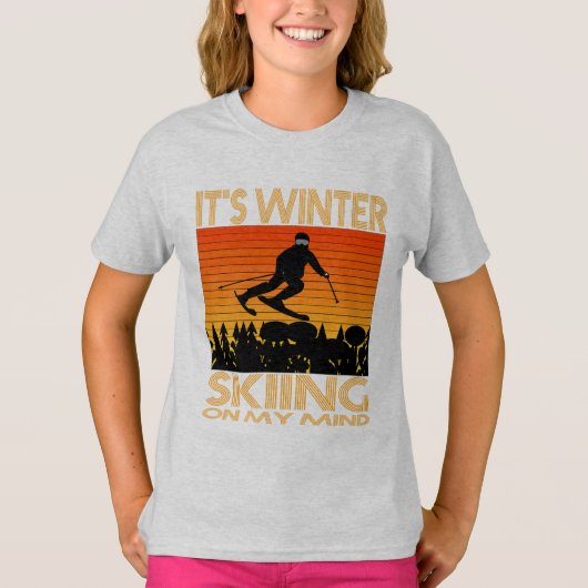 ES IST WINTER - MEINER MEINUNG NACH SKIEN. T-Shirt (Vorderseite)