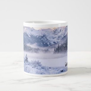 "Es ist Winter!" Verschneiter Berg Jumbo-Tasse
