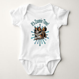 Es ist Zoomie Time Calico Cat Baby Strampler