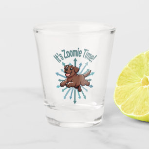 Es ist Zoomie Time Chocolate Labrador Schnapsglas
