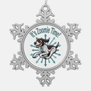 Es ist Zoomie Time German Kurzhaar Schneeflocken Zinn-Ornament