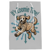 Es ist Zoomie Time Golden Doodle Mittlere Geschenktüte (Vorderseite)