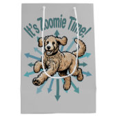 Es ist Zoomie Time Golden Doodle Mittlere Geschenktüte (Rückseite)