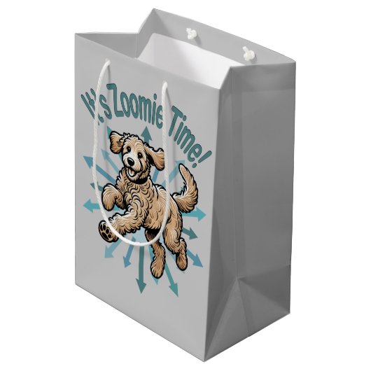 Es ist Zoomie Time Golden Doodle Mittlere Geschenktüte (Rückseite Schrägansicht)