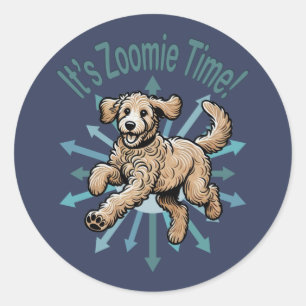 Es ist Zoomie Time Golden Doodle Runder Aufkleber