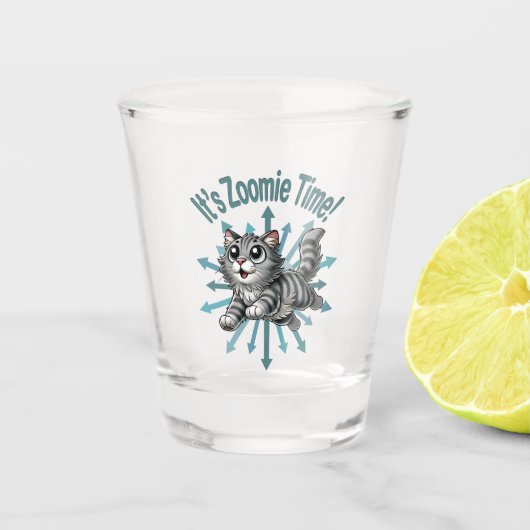 Es ist Zoomie Time Gray Tabby Cat Schnapsglas (Vorderseite)