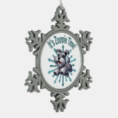 Es ist Zoomie Time Miniature Schnauzer Schneeflocken Zinn-Ornament (Links)