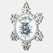 Es ist Zoomie Time Miniature Schnauzer Schneeflocken Zinn-Ornament (Rechts)