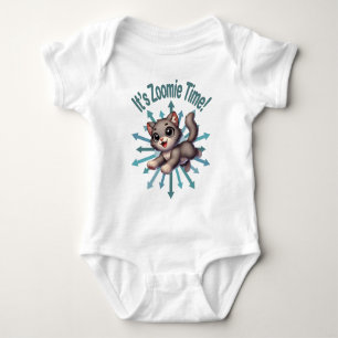 Es ist Zoomie Time Niedlich Gray & White Cat Baby Strampler