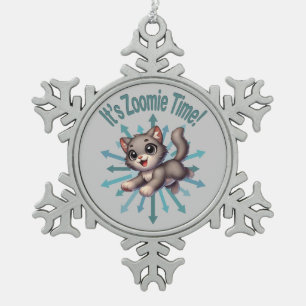 Es ist Zoomie Time Niedlich Gray & White Cat Schneeflocken Zinn-Ornament