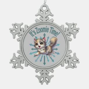 Es ist Zoomie Time Niedlich Tricolor Cat Schneeflocken Zinn-Ornament
