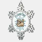 Es ist Zoomie Time Shih Tzu Schneeflocken Zinn-Ornament (Rechts)